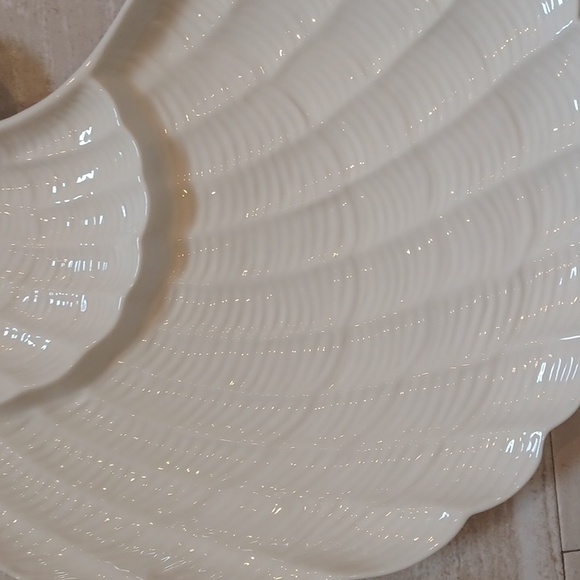FIB Burton & Burton Scalloped Off-White Shell Appetizer/Dip Serving Platter - Picture 3 of 6